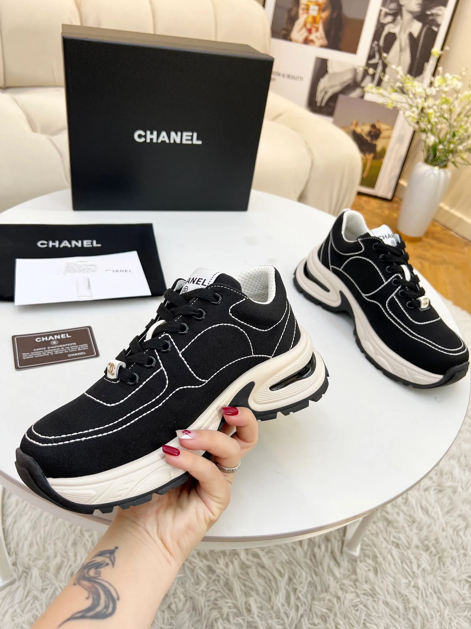 👟👟Ex-factory price 500👟👟 Cloth CHANEL 25C new casual shoes for early spring vacation. A pair of comfortable shoes can reduce the fatigue on your feet. The new style is very versatile, whether it is daily wear or a sister party. It can be easily used for commuting in the workplace, outdoor sports and various occasions. It can increase the height, straighten the legs, modify the shape of the feet, is comfortable and comfortable without rubbing the feet, and has good breathability. It can also be worn in summer. Office workers can also easily own it when wearing it. The fabric is pebbled cowhide + plaid pad to show off sheepskin. The original open-molded rubber foam outsole! size: 35-40 (41 customized, non-refundable and non-exchangeable)